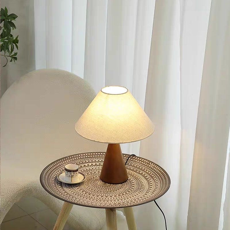 Vintage-style light luxury table lamp, simple American retro Nordic table lamp